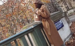 用牙齿轻吸咬小豆